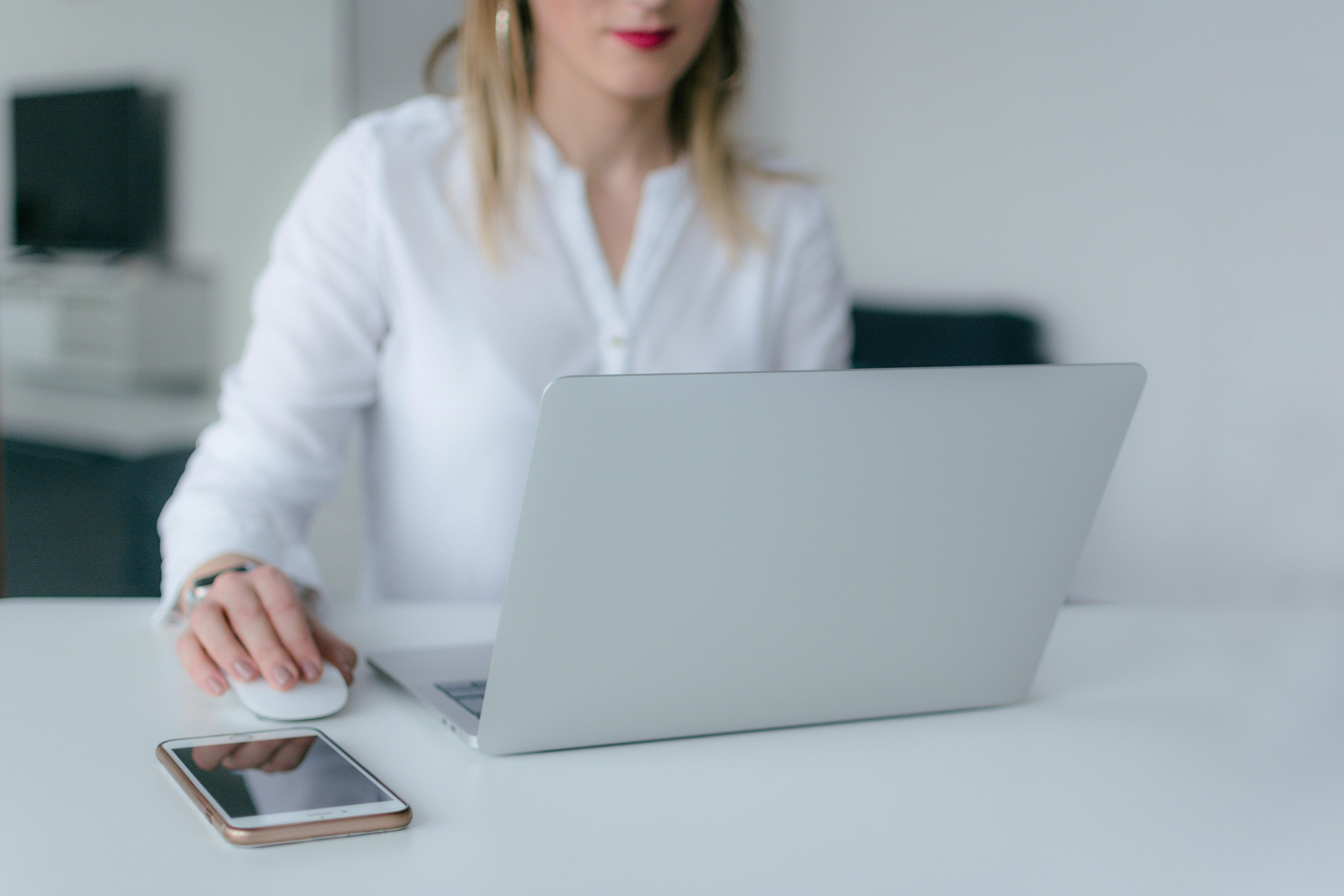 Vrouw achter de laptop